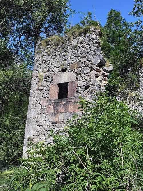 Ruinas de la casa consistorial de Bulnes en Asturias