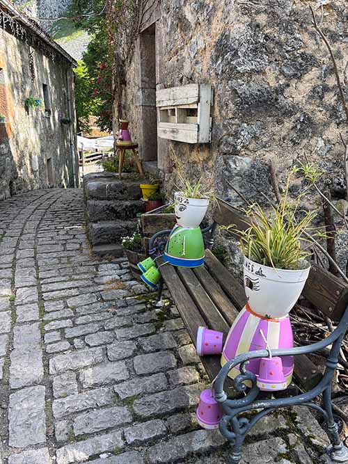 Macetas decorativas para disfrute de los visitantes en las calles de Bulnes en Asturias