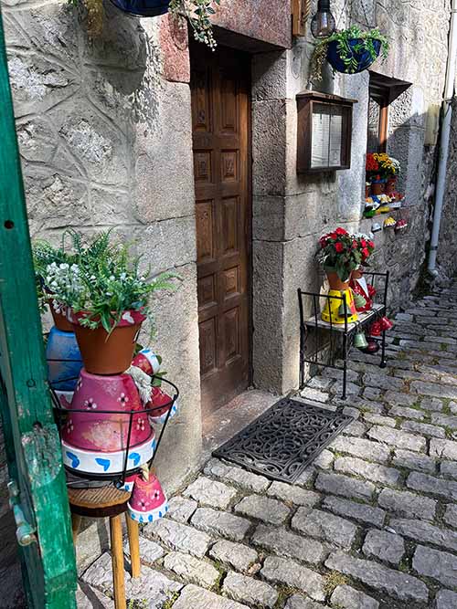 Macetas decorativas para disfrute de los visitantes en las calles de Bulnes en Asturias