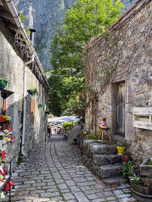 Macetas decorativas para disfrute de los visitantes en las calles de Bulnes en Asturias