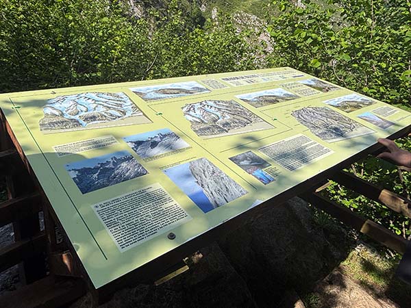 Panel explicativo del Naranjo y los Picos de Europa en el mirador de Bulnes