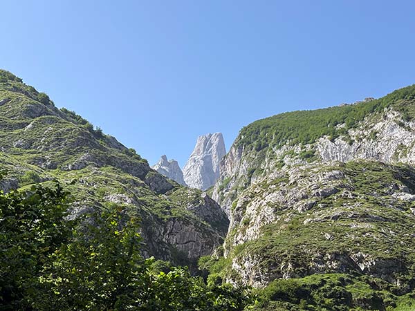 Vista del Naranjo de Bulnes desde el mirador de Bulnes