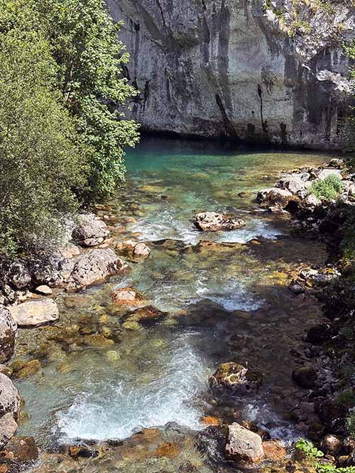 El río Cares a su paso por la localidad de Poncebos en el concejo asturiano de Cabrales