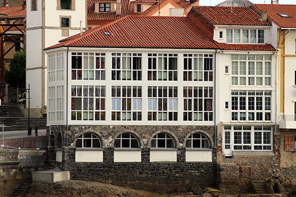 Edificio centro para mayores, antaño casa consistorial en Luanco en Asturias