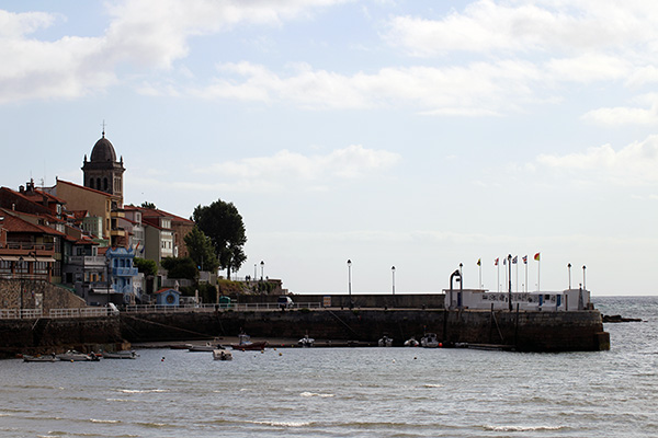 Vista del viejo puerto de Luanco desde la playa de la Ribera en Luanco en Asturias