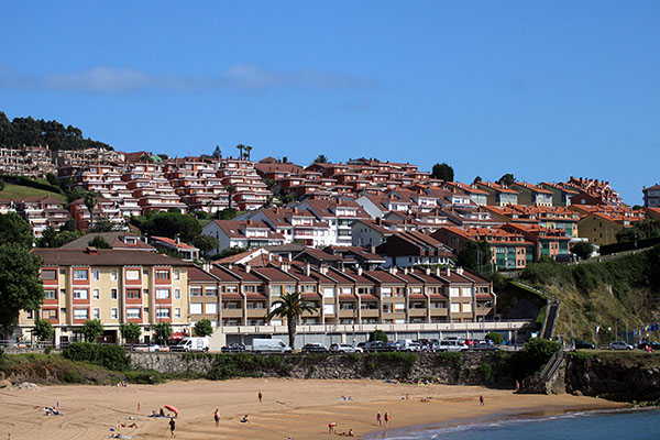 Casas y chalets en el entorno de la playa de Santa Marina de Luanco en Asturias