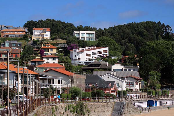 Casas y chalets en el entorno de la playa de Santa Marina de Luanco en Asturias