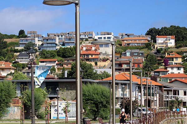 Casas y chalets en el entorno de la playa de Santa Marina de Luanco en Asturias