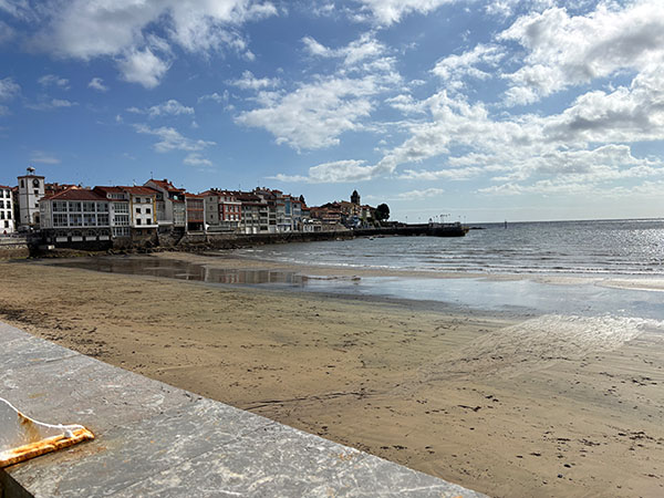 Playa de la Ribera en Luanco en Asturias
