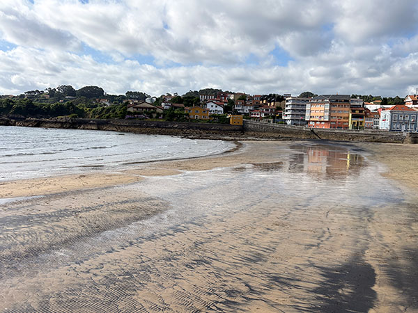 Playa de la Ribera en Luanco en Asturias