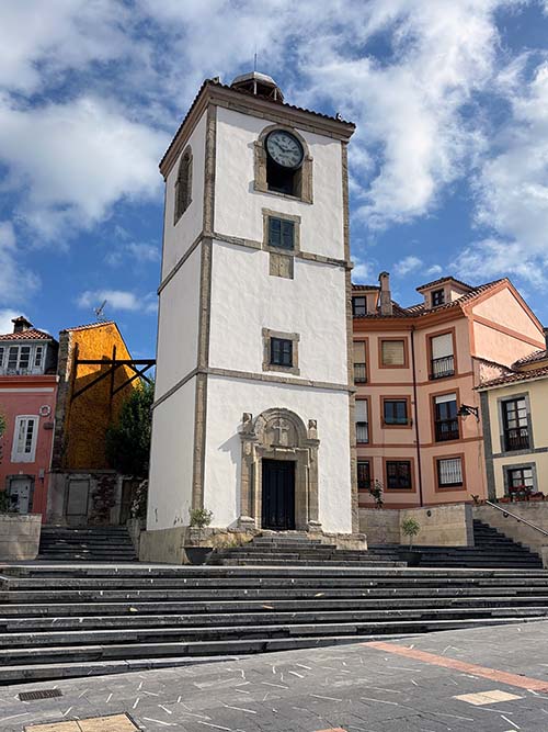 Torre del reloj de Luanco en Asturias