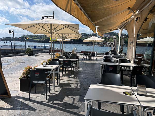 Zona de ocio con terrazas en el entorno del viejo puerto de Luanco en Asturias