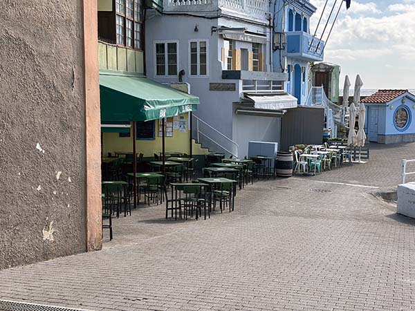 Zona de ocio con terrazas en el entorno del viejo puerto de Luanco en Asturias