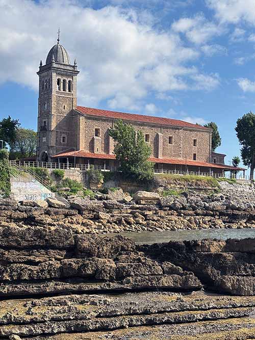 Exterior de la iglesia de Santa María de Luanco en Asturias