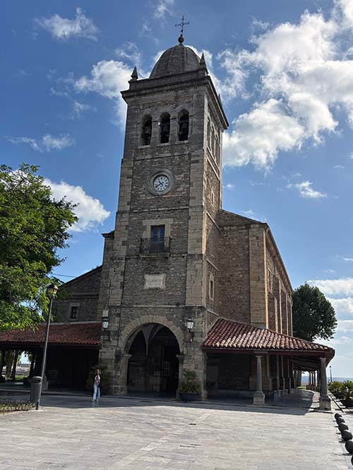 Exterior de la iglesia de Santa María de Luanco en Asturias