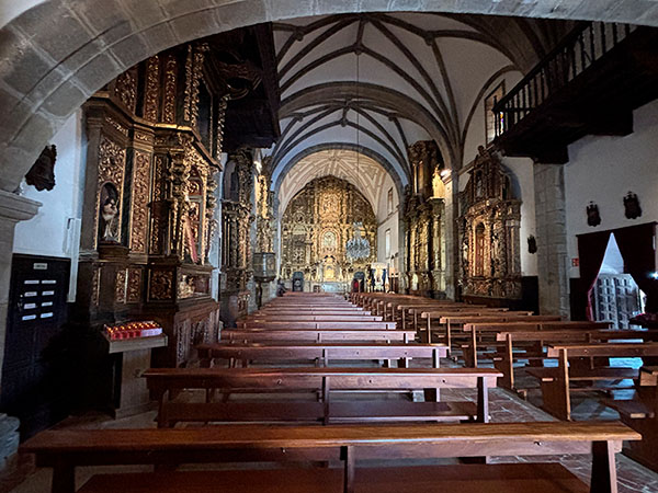 Interior de la iglesia de Santa María de Luanco en Asturias