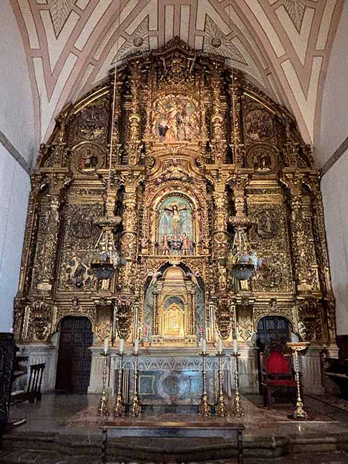 Interior de la iglesia de Santa María de Luanco en Asturias