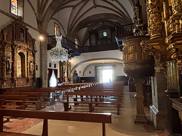 Interior de la iglesia de Santa María de Luanco en Asturias
