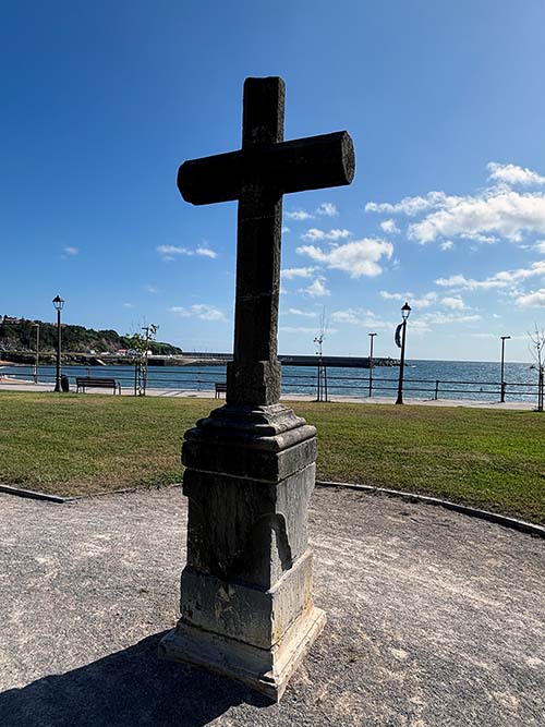 Crucero al lado mismo de la iglesia de Luanco en Asturias
