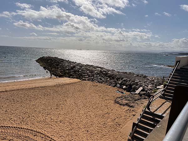 Espigón que cierra por su parte derecha la playa de Santa Marina en Luanco en Asturias