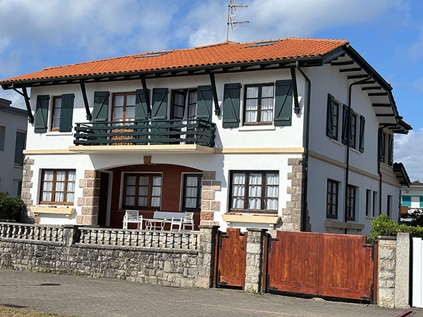 Casas y chalets en el entorno de la playa de Santa Marina de Luanco en Asturias