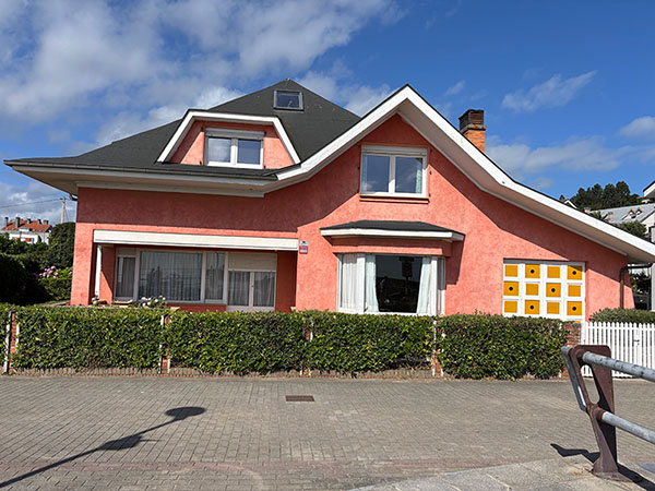 Casas y chalets en el entorno de la playa de Santa Marina de Luanco en Asturias
