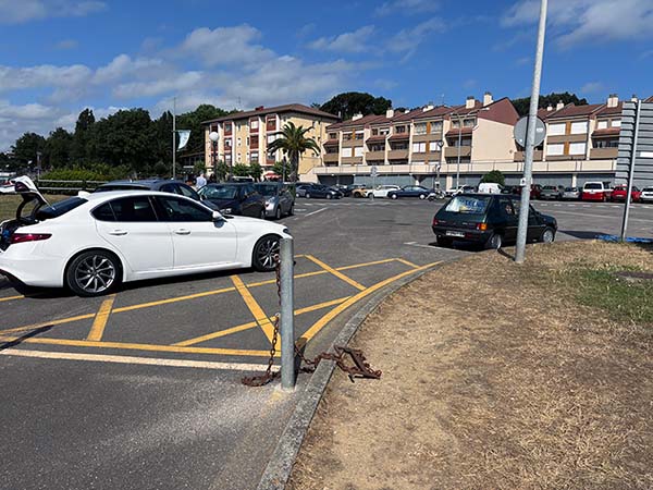 Zona de aparcamiento en la playa y puerto de Luanco en Asturias