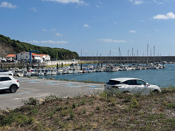 Zona de aparcamiento en la playa y puerto de Luanco en Asturias