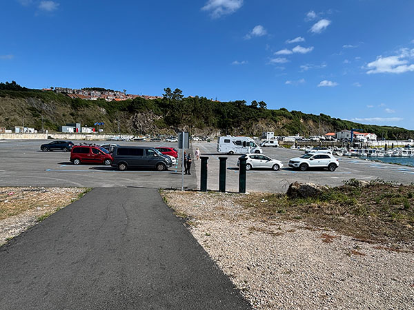Zona de aparcamiento en la playa y puerto de Luanco en Asturias