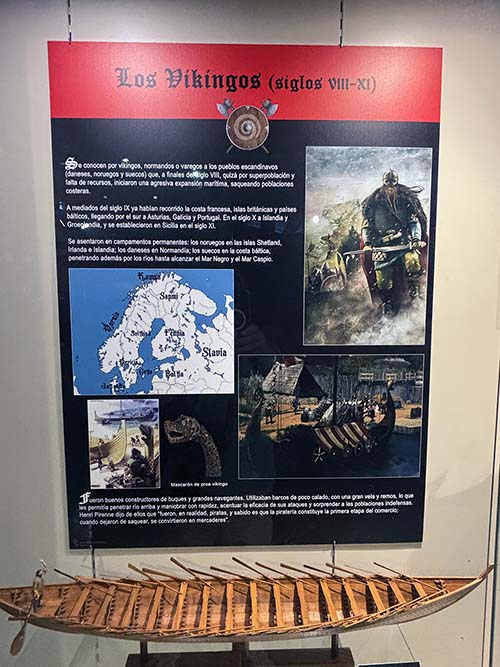 Panel informativo sobre las incursiones vikingas en el Cantábrico que puedes ver en el Museo Marítimo de Luanco en Asturias