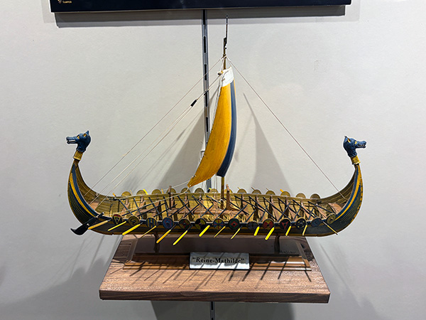 Drakkar vikingo con sus mascarones de proa que simulan dragones que puedes ver en el Museo Marítimo de Luanco en Asturias