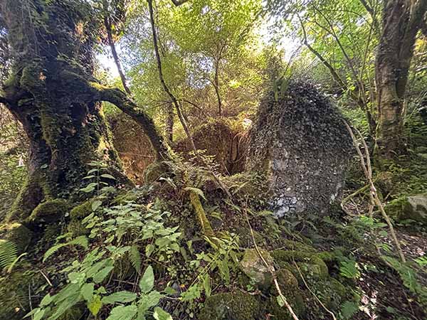 Ruinas de la mina La Toya en el Sueve en Asturias