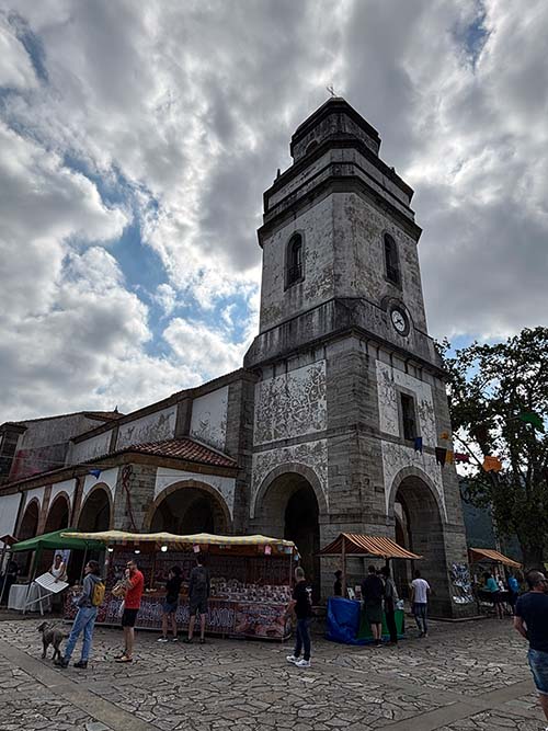Vista de la iglesia de San Martín de Luiña en Cudillero en Asturias