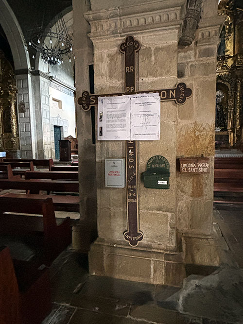 Interior de la iglesia de San Martín de Luiña en Cudillero en Asturias