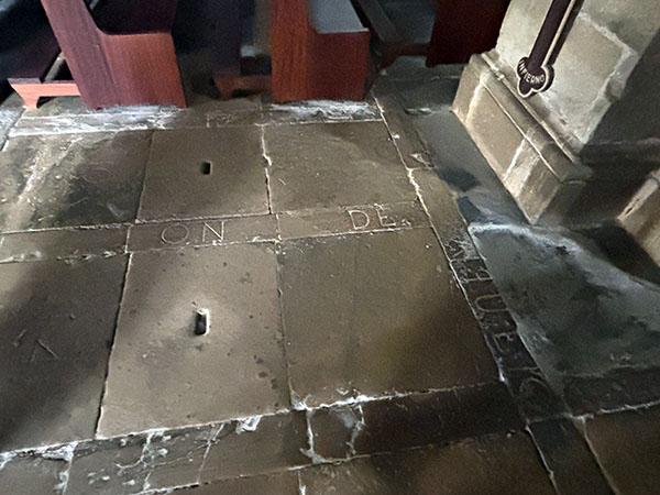 Marcas que delimitaban la posición de los vaqueiros dentro de la iglesia de San Martín de Luiña en Cudillero en Asturias