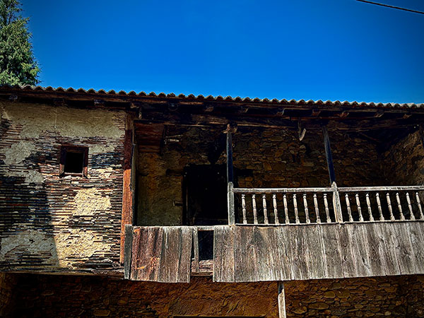 Frontal de una vivienda típicamente vaqueira