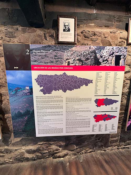 Mural explicativo de la ubicación de las diferentes brañas por concejos de Asturias en el Museo Vaqueiro de Asturias en Naraval en Tineo