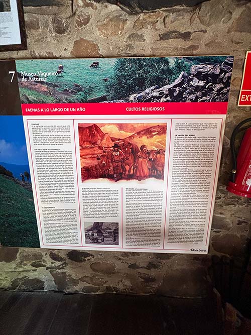 Mural explicativo de diferentes faenas y roles de los vaqueiros en el Museo Vaqueiro de Asturias en Naraval en Tineo