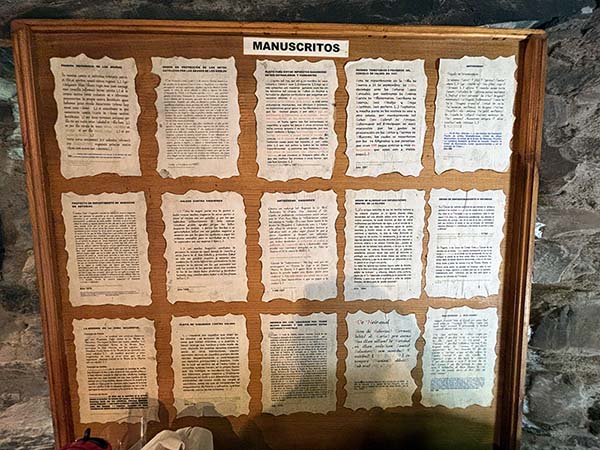 Reproducción de manuscritos referentes a los vaqueiros en el museo vaqueiro de Naraval en Tineo en Asturias