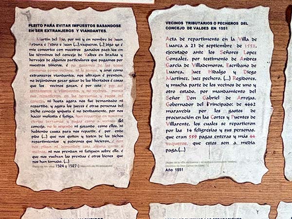Réplica de manuscrito donde se dicta que los vaqueiros deben pagar impuestos en el museo vaqueiro de Asturias
