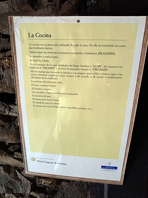 Proceso explicativo de la cocina vaqueira en el museo vaqueiro de Asturias en Naraval en Tineo