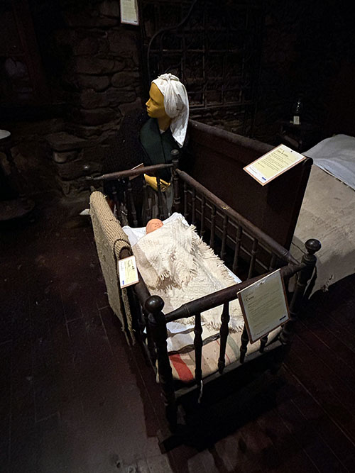 Madre y bebé vaqueiros en el interior de la habitación