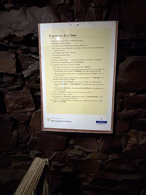 Proceso explicativo de la lana vaqueira en el museo vaqueiro de Asturias en Naraval en Tineo