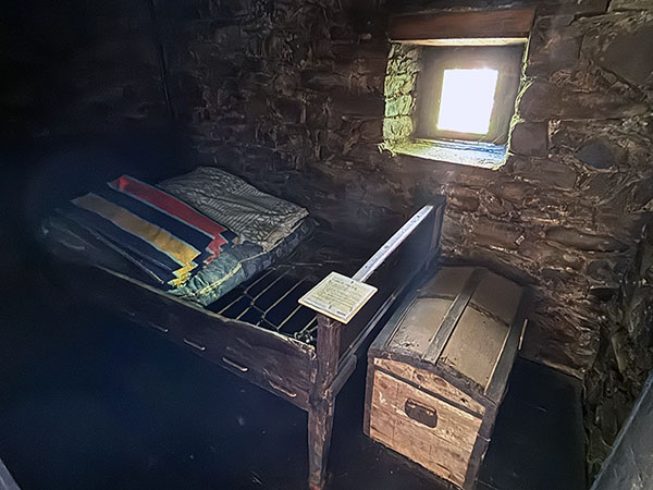 Cuarto "la folga" o habitación de invitados de una casa vaqueira, reproducción en el Museo Vaqueiro de Asturias en Naraval en Tineo