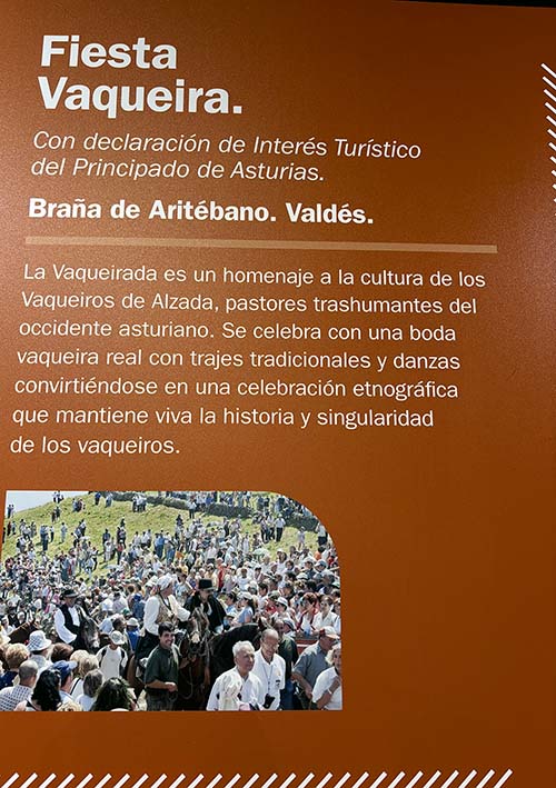 Panel informativo de la "boda vaqueira" o fiesta vaqueira en Aristébano, en el recinto de Banco Sabadell en la F.I.D.M.A. en Gijón