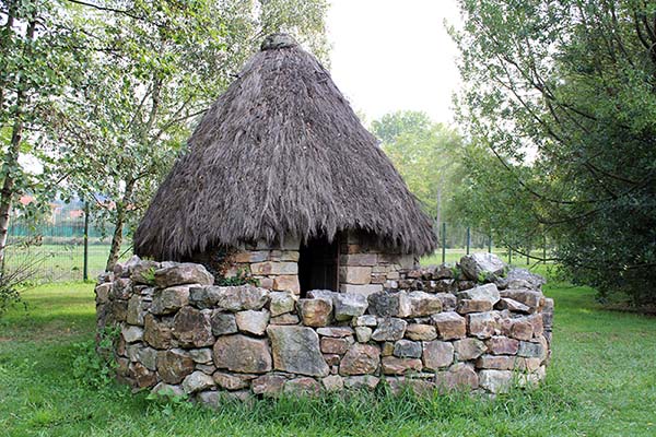 Reproducción de un teito vaqueiro en el Museo del Pueblo de Asturias en Gijón