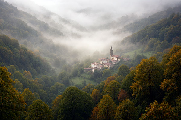 Pueblo en un valle en el concejo asturiano de Allande