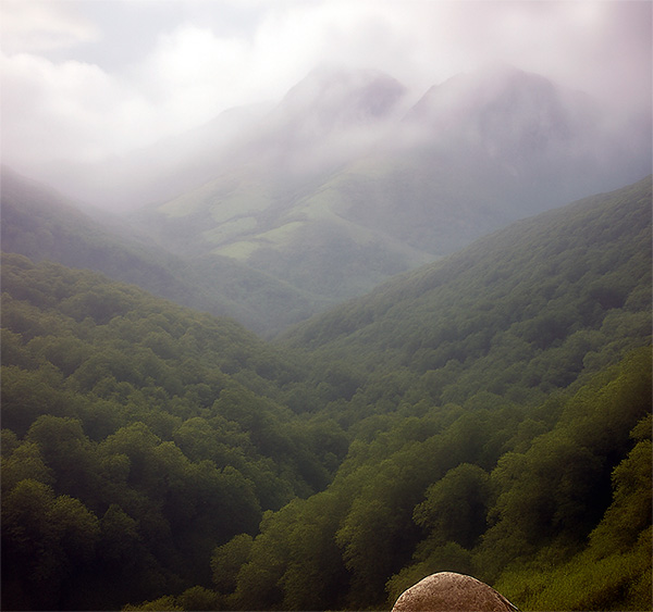 La niebla y la noche envuelven el pico Soberón en la sierra del Cuera en Asturias