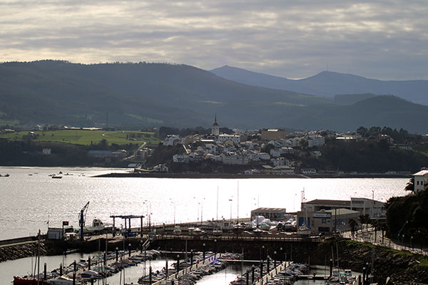Castropol en la ría del Eo vista desde Ribadeo