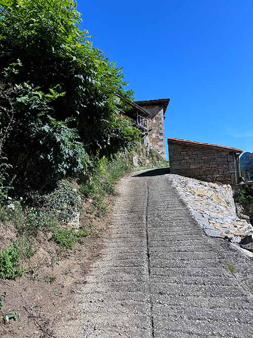Acceso complicado aun pueblo de montaña en Asturias